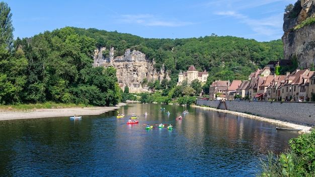 Piragüismo en el río Dordoña en el pueblo de La Roque Gageac, uno de los pueblos más bellos de Francia