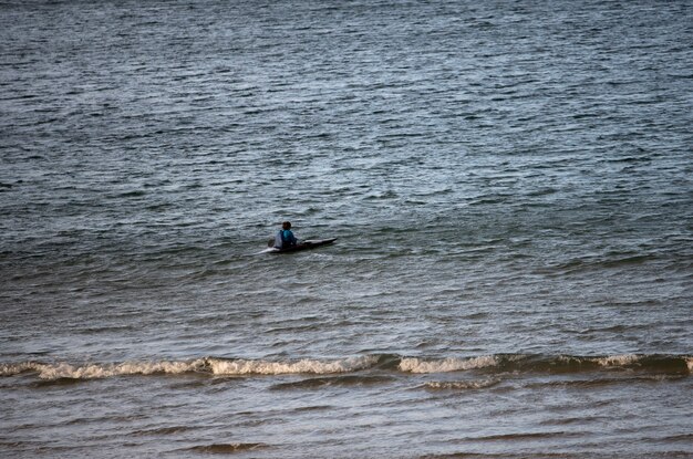 piragüista haciendo deporte en la playa