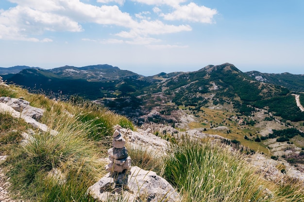 Pirámide de adoquines sobre una gran piedra en las montañas