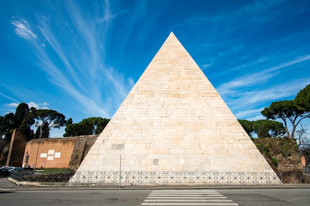 Foto la pirámide de cestius es una antigua pirámide en roma, italia