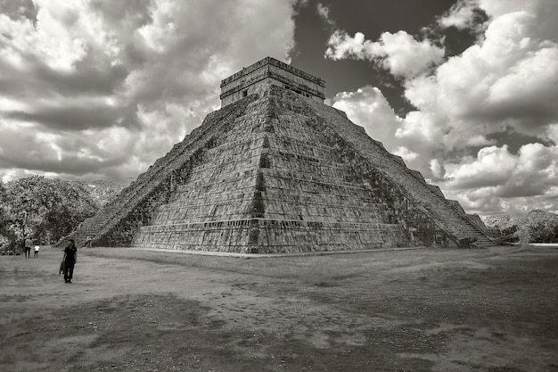 Foto pirámide de chichén itzá en blanco y negro