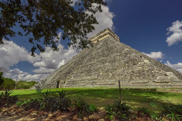 Pirámide de Chichén Itzá filtrada por vegetación # 3