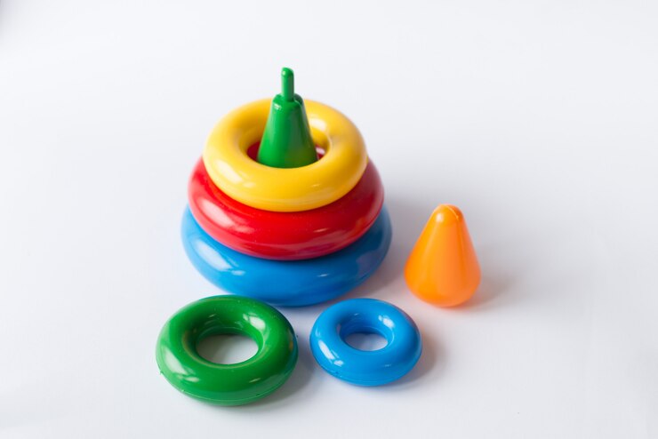 Pirâmide construir de anéis coloridos com uma cabeça de palhaço no topo. Brinquedo para bebês e crianças para aprender com alegria habilidades mecânicas e cores. Studio atirou em branco.
