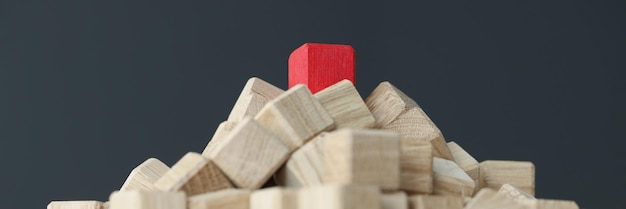 Pirámide de cubos de color beige en la parte superior con un solo rojo en el enfoque individual de la mesa para cada cliente