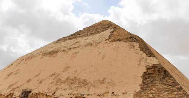 Pirâmide curvada na necrópole de Dahshur Cairo Egito