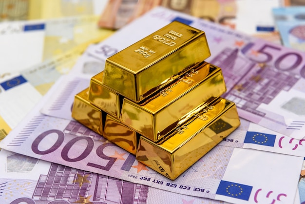 Pirâmide de barras de ouro nas notas de euro