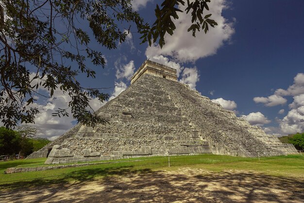 Pirâmide de Chichen Itza filtrada pela vegetação # 2