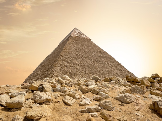 Pirâmide de Khafre antiga no deserto de Gizé, Egito