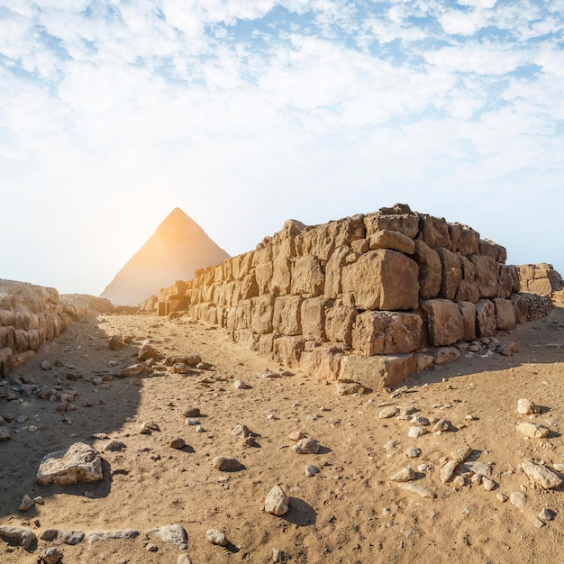 Pirâmide de Khafre, Cairo, Egito, África Gizé. Vista do norte das pirâmides, com as ruínas de várias criptas dos antigos egípcios