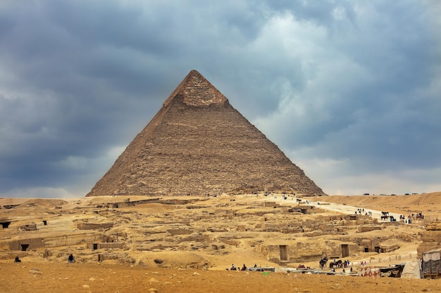 Pirâmide de khafre no planalto de gizé cairo egito áfrica