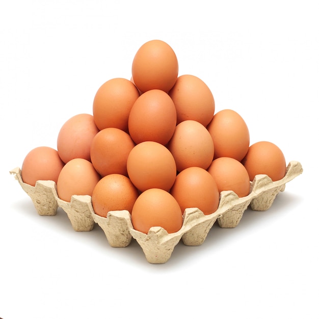 Foto pirâmide de ovos marrons isolado no branco