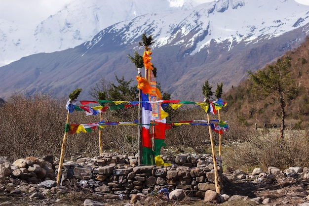 Pirâmide de pedra decorada com cavalos do vento e uma bandeira