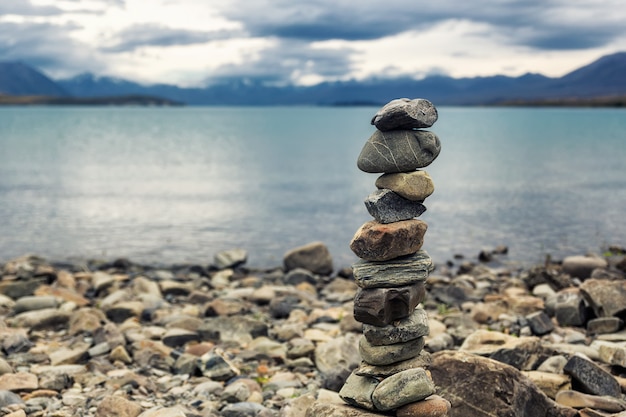 Pirâmide de pedra na margem do lago tekapo, ilha sul, nova zelândia