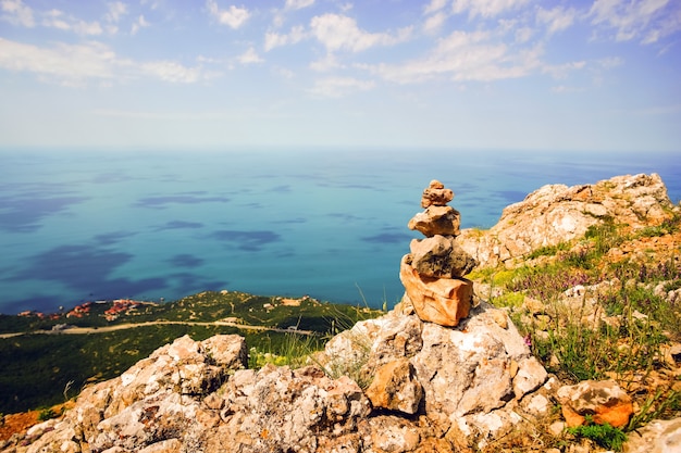 Pirâmide de pedra nas montanhas sobre o mar.