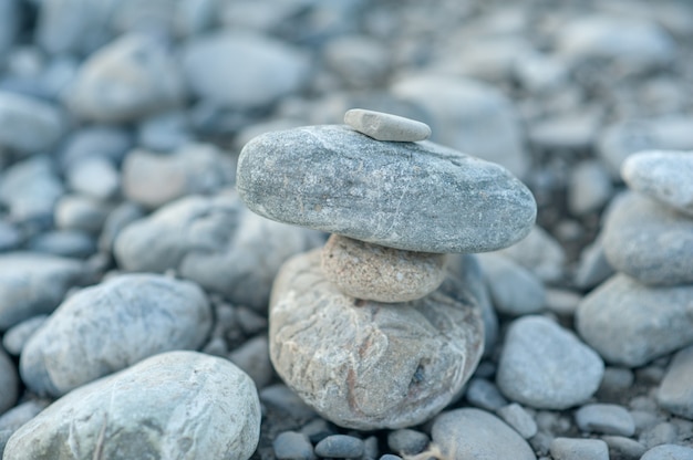 Pirâmide de pedra Zen Fundo neutro