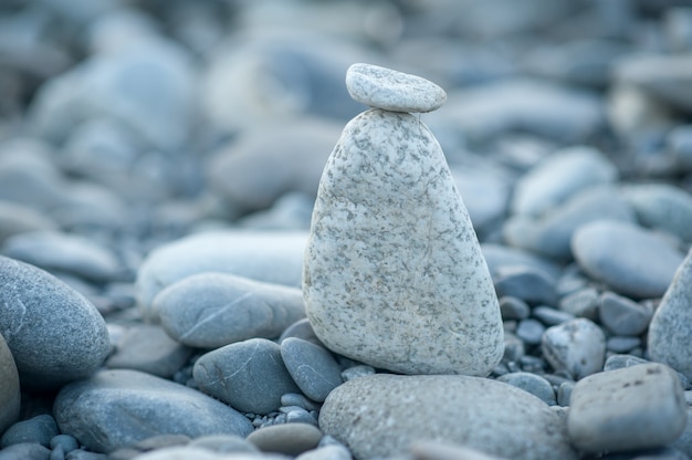 Pirâmide de pedra zen fundo neutro