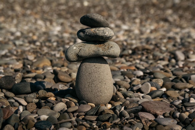 Pirâmide de pedras em pebble beach simbolizando estabilidade harmonia harmonia equilíbrio