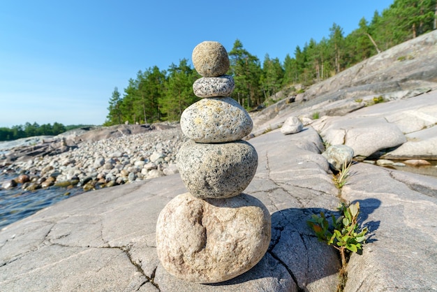 Pirâmide de pedras. equilíbrio instável de objetos de pedra. estado de natureza idílico.