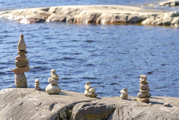 Pirâmide de pedras. Equilíbrio instável de objetos de pedra. Estado de natureza idílico.