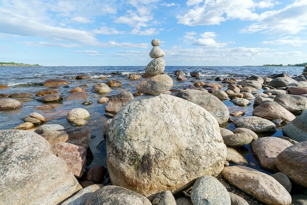 Pirâmide de pedras Equilíbrio instável de objetos de pedra Estado idílico da natureza