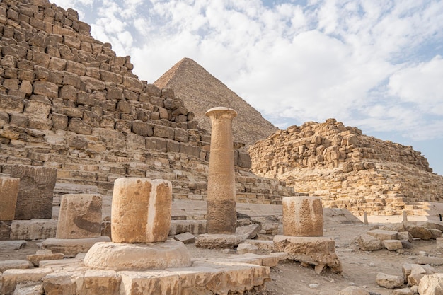 Pirâmide de quéops Pirâmide de khufu em Gizé com as antigas ruínas do templo egípcio do templo em frente à pirâmide