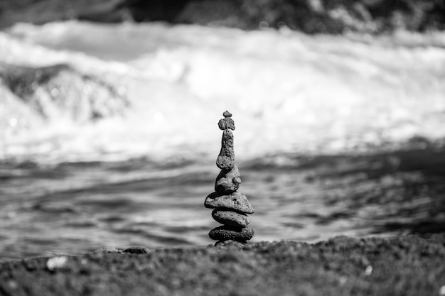 Pirâmide de seixos do mar na praia Conceito de equilíbrio e harmonia de vida Equilibrando a natureza