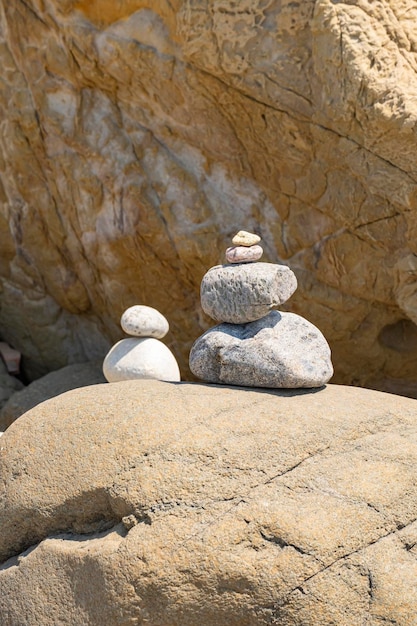 Pirâmide de seixos equilibrada nas pedras do Zen da praia
