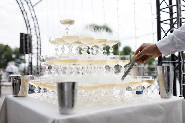 Pirâmide de taça de champanhe Pirâmide de taças de vinho torre de champanhe de taça de champanhe em casamento