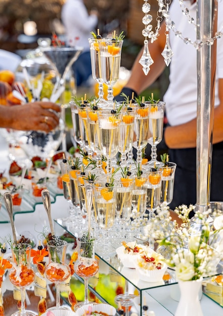 Pirâmide de taças de champanhe. Decoração de mesa de casamento. Celebração e festa. Conceito de catering.