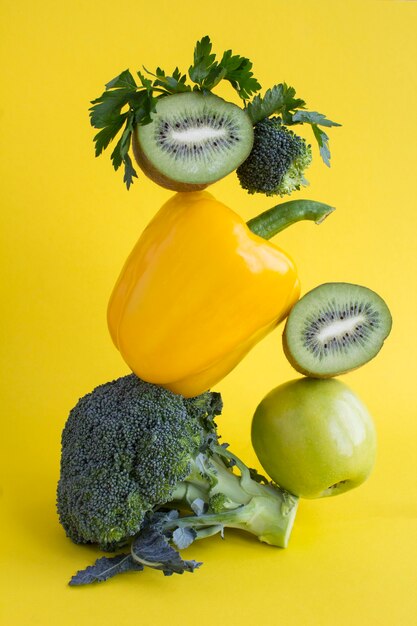 Pirâmide de vegetais e frutas em equilíbrio .close-up.