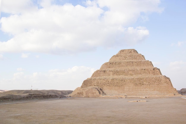 La pirámide de Djoser (o Djeser y Zoser), o pirámide escalonada en la necrópolis de Saqqara, Egipto