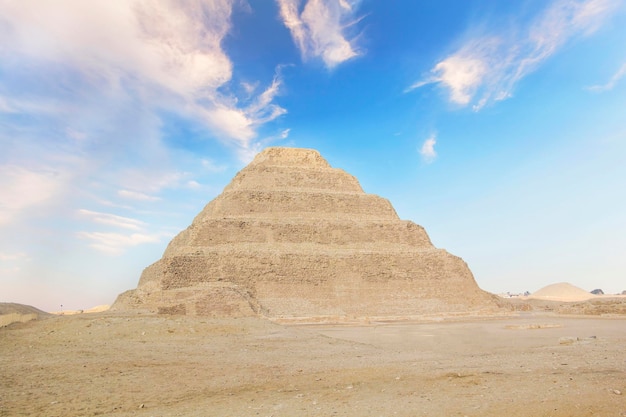 La pirámide de Djoser (o Djeser y Zoser), o pirámide escalonada en la necrópolis de Saqqara, Egipto