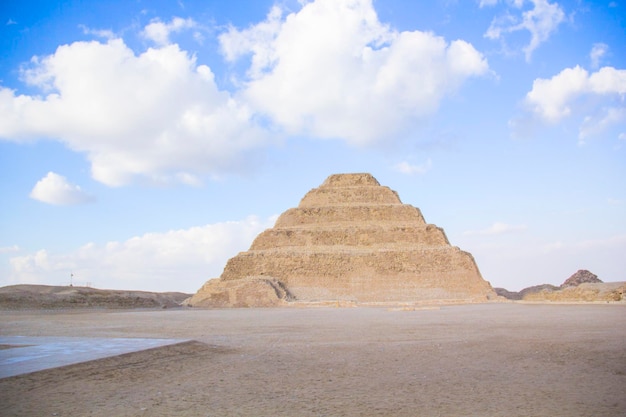 La pirámide de Djoser (o Djeser y Zoser), o pirámide escalonada en la necrópolis de Saqqara, Egipto