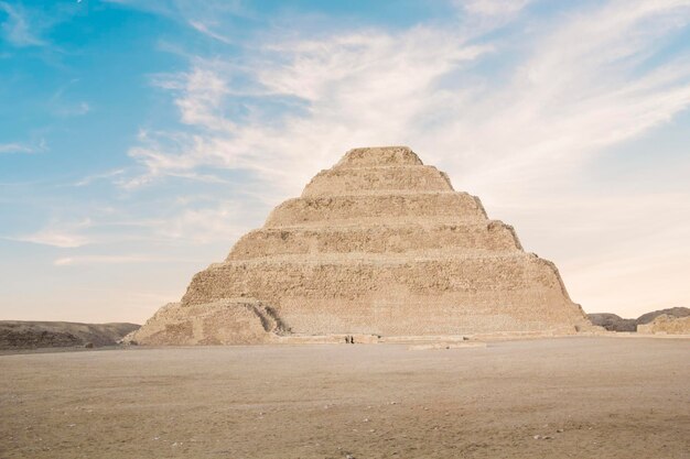 La pirámide de Djoser (o Djeser y Zoser), o pirámide escalonada en la necrópolis de Saqqara, Egipto