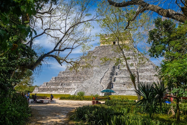 Pirâmide do templo de Kukulcan El Castillo atrás das árvores Chichen Itza Yucatan México civilização maia