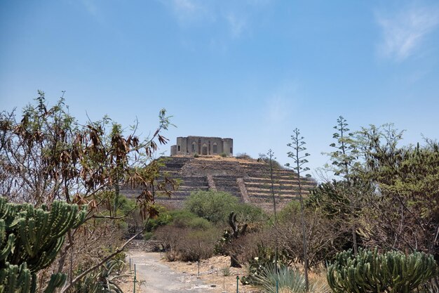 Pirâmide El Pueblito Quertaro México zona arqueológica ruínas maias Cidade hispânica céu azul Turista