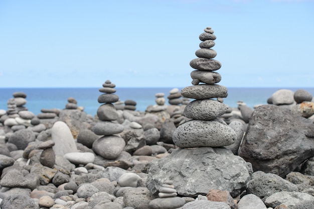 Pirâmide empilhada de pedras redondas à beira-mar, conceito de equilíbrio