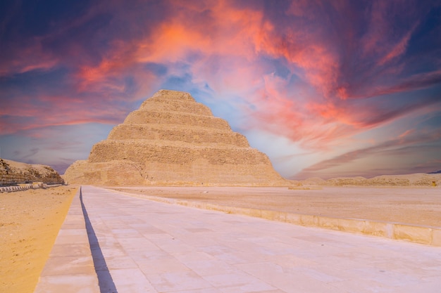 La pirámide escalonada de Djoser al atardecer, Saqqara. Egipto. La necrópolis más importante de Memphis. La primera pirámide del mundo.