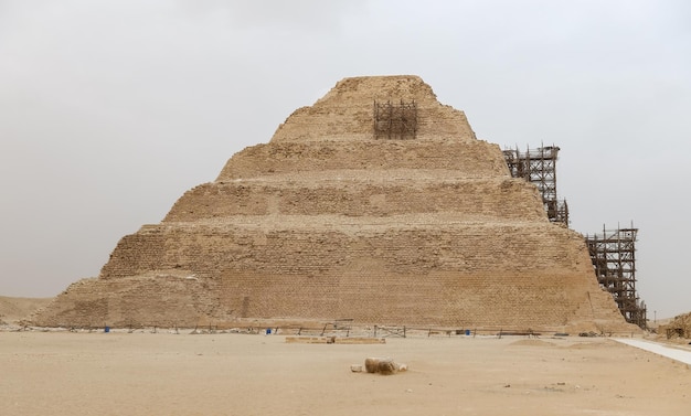 Pirámide escalonada en la necrópolis de Saqqara El Cairo Egipto