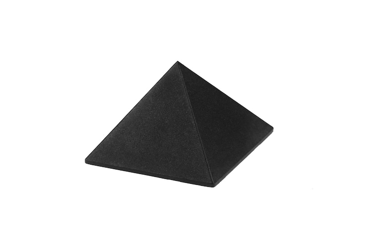 Foto pirámide geométrica abstracta negra aislada sobre un fondo blanco