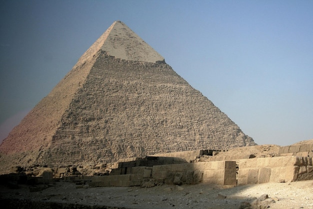 La pirámide de Giza contra un cielo despejado