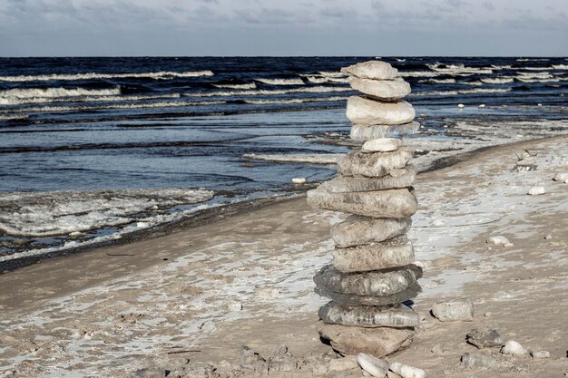 Pirámide de hielo en la costa del mar de Letonia