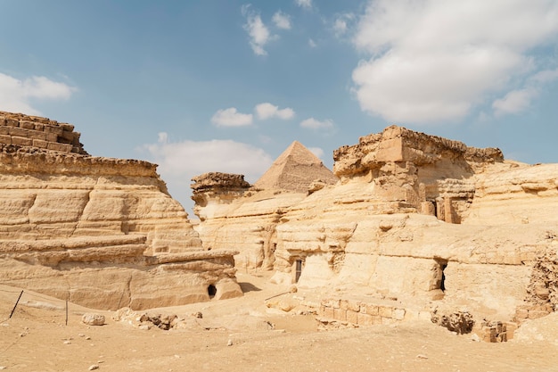 Pirámide de keops Pirámide de khufu en Giza con el templo egipcio ruinas antiguas del templo frente a la pirámide