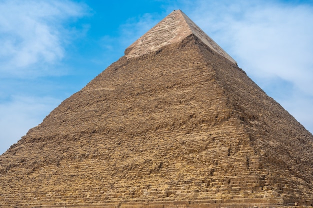 La pirámide de Khafre, más precisamente Khafra, es la segunda pirámide egipcia antigua más grande. Situado junto a la Gran Esfinge, Pirámide de Khafre en el complejo de pirámides de Giza, El Cairo, Egipto. vista desde la base