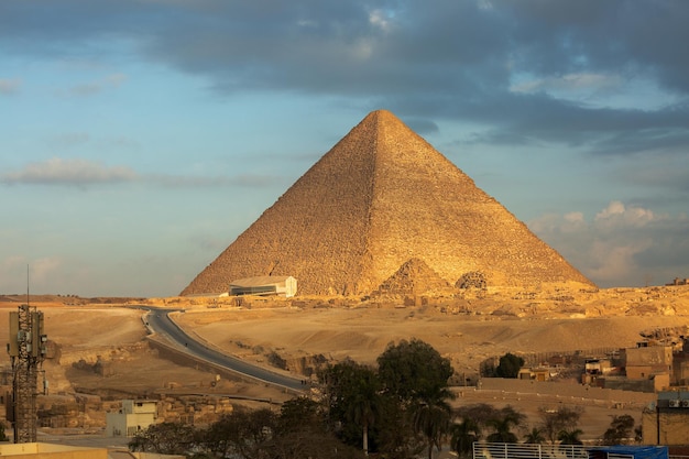 Pirámide de Khafre en la meseta de Giza al amanecer Giza El Cairo Egipto África