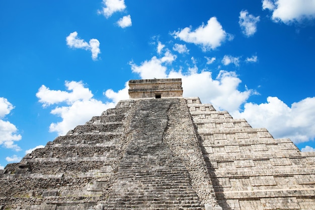 Pirâmide Kukulkan em Chichen Itza Site México