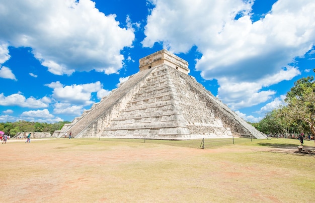 Pirámide de Kukulkán en el sitio de Chichén Itzá MexicoxAxA