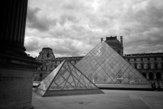 La pirámide del Louvre contra el cielo nublado
