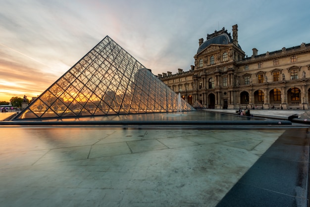 Pirámide del Louvre en el Museo del Louvre en París, Francia.