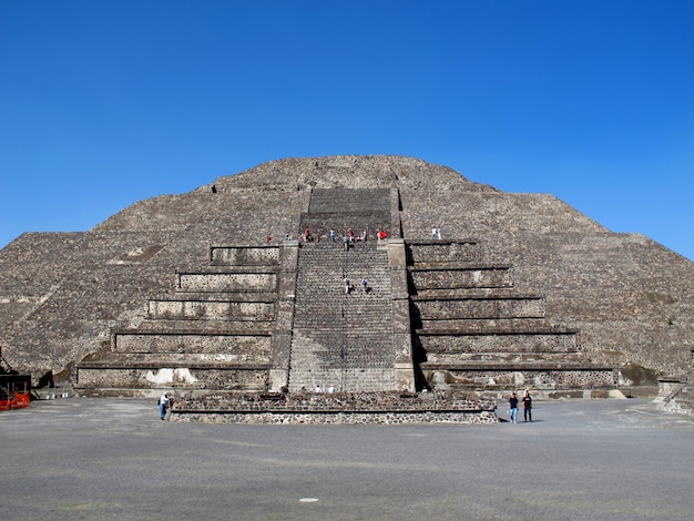 Foto la pirámide de la luna en las antiguas ruinas de los aztecas, teotihuacan, méxico